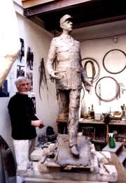 Jean Cardot de l’Académie de beaux-arts devant l’original de sa sculpture de De Gaulle