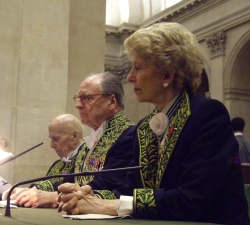 Le chancelier de l’Institut Gabriel de Broglie entouré d’Hélène Carrère d’Encausse, Secrétaire perpétuel de l’Académie française et de Jean Leclant, Secrétaire perpétuel de l’Académie des inscriptions et belles-lettres, 14 décembre 2009, Coupole de l’Institut
