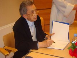 François Cheng dédicaçant son ouvrage Vraie lumière née de vraie nuit