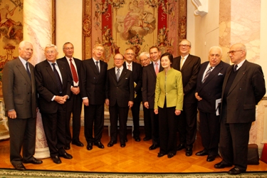 Plusieurs académiciens de l’Académie des sciences morales et politiques entouraient les lauréats.