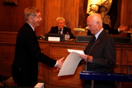 Philippe Jurgensen (à gauche) reçoit son prix des mains de Jean Cluzel (à droite), président de Canal Académie.