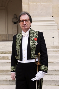 Jean-Luc Marion devant la Coupole de l’Institut de France, le 21 janvier 2010