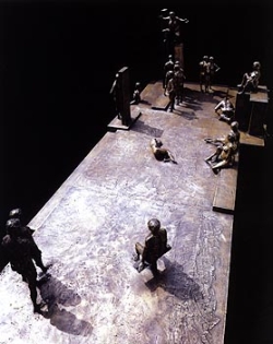 Sculpture de Jean Cardot, Time square,  1970-1971, 118 x 330 x 165 cm, Bronze, cire perdue