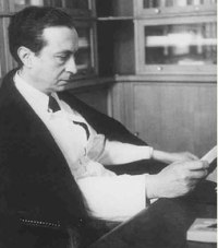 Le professeur Jean Delay, de l’Académie française, ici dans son bureau de l’hôpital Sainte Anne à Paris.