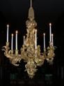 Lustre à neuf branches, commandé par la marquise de Pompadour pour son château de Crécy vers 1750-1755, installé dans la galerie de la bibliothèque