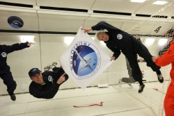 Jacques Rougerie avec le dessin de SeaOrbiter, vol parabolique pour la recherche en apesanteur, 23 février, 2010, vol de l’avion OG de l’Agence Spatiale Européenne