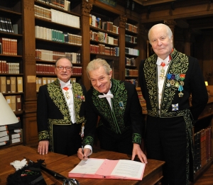 Signature de la convention de la Fondation Jacques Rougerie-Génération Espace Mer, décembre 2009, Bibliothèque de l’Institut de France, Gabriel de Broglie, Jacques Rougerie, Arnaud d’Hauterives (de gauche à droite)