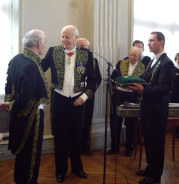 Remise des insignes de chevalier de arts et lettres à Pierre-Edouard, membe de l’Académie des beaux-arts, par Arnaud d’Hauterives, Secrétaire perpétuel de l’Académie des beaux-arts , le 10 mars 2010, Institut de France