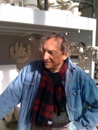 Le sculpteur Gérard Lanvin dans son atelier, novembre 2009