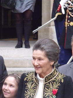 Simone Veil et sa petite fille, après la cérémonie sous la Coupole le 18 mars 2010