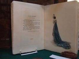 Livre de textes et d’illustrations expliquant l’habillement de l’époque