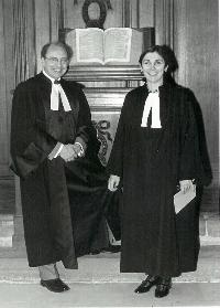 Les pasteurs Werner Bürki et Florence Taubmann, en robe, devant une Bible ouverte, à l’Oratoire du Louvre à Paris