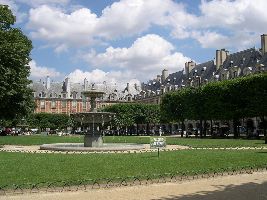 Vue de la Place des Vosges (ex-Place Royale), dont la construction a commencé en 1605