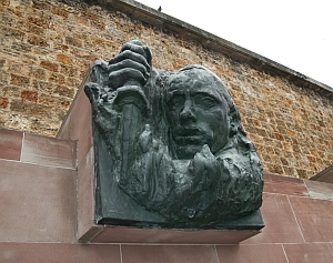 Haut-relief de Raymond Martin, "Bir-Hakeïm", Mémorial du Mont valérien, 9 juin 2010
