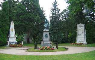 Tombes de Beethoven (à gauche), de Mozart (au centre) et de Schubert (à droite), au Zentralfriedhof de Vienne.
