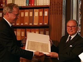 Stephen G. Emerson remet la lettre de Descartes découverte dans son Université d’Haverford au chancelier de l’Insitut de France, Gabriel de Broglie, 8 juin 2010, Bibliothèque de l’Institut de France