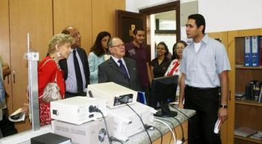 Le Chancelier Gabriel de Broglie (au centre) et le secrétaire perpétuel de l’Académie française Hélène Carrère d’Encausse (à gauche), en visite à l’UFE.