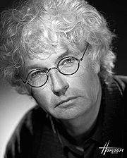 Jean-Jacques Annaud photographié par les studios Harcourt (1998)