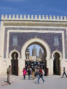 La porte de Bab Bou Jeloud, à Fès (Maroc)