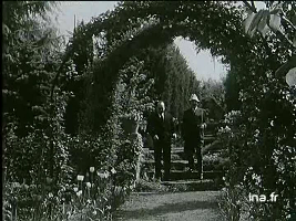 L’homme au chapeau est Pierre Gaxotte dans sa maison d’Amboise