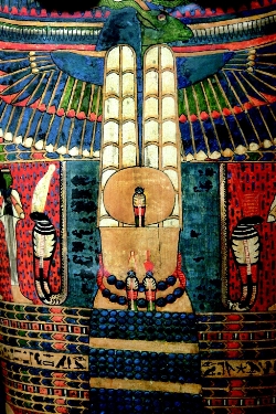 Bleu égyptien, un des tout premiers pigments synthétiques, sur un sarcophage de bois polychrome.
