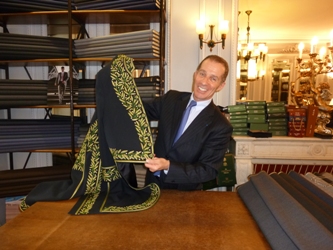 Alain Stark dans son atelier. On remarque que le célèbre "habit vert" est en réalité noir avec des broderies vertes