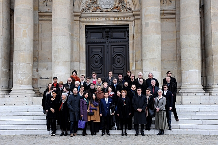 L’ensemble des lauréats des prix de l’Académie des beaux-arts de l’année 2010, devant l’Institut de France, Séance publique annuelle de l’Académie des beaux-arts, Institut de France, 17 novembre 2010
