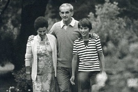 Alain Peyrefitte entouré de son épouse et de son fils Benoit