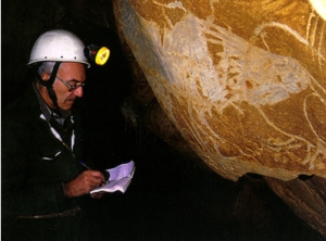 Jean Clottes prend des notes sur les peintures rupestres de la grotte Chauvet