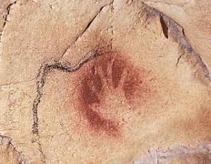 On suppose que la main sur la paroi était un des éléments  rituels pour s’imprégner de la force magique de la grotte