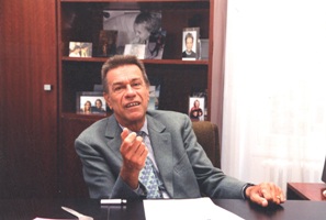 Pierre-Gilles de Gennes à son bureau de l’ESPCI