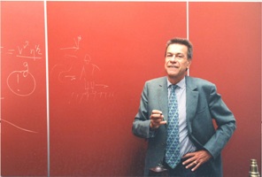 Pierre-Gilles de Gennes devant son tableau rouge de l’ESPCI