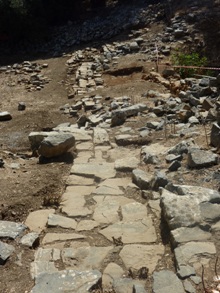 La route pavée vers l’agora.