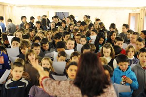 Chanson pour Georges Charpak, interprétée par les enfants le 1er février 2011