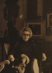 Suzanne Lilar dans sa maison à Anvers, dans les années 1960