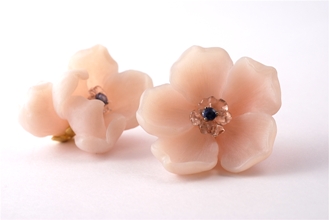 Boucles d’oreilles : fleurs de cerisier en opale rose  avec les cœurs en morganite et saphir. Travail effectué sous la direction de Philippe Nicolas par son élève Miho Nakatami. Ceci dans le cadre de la transmission qui va de pair avec le titre de Maître d’art
