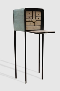 Ce meuble est recouvert par du galuchat