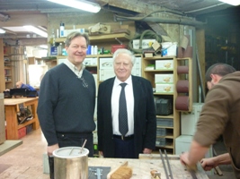 Ludwig Vogelgesang (gauche) et Aymeric Zublena dans l’atelier du Maître d’art