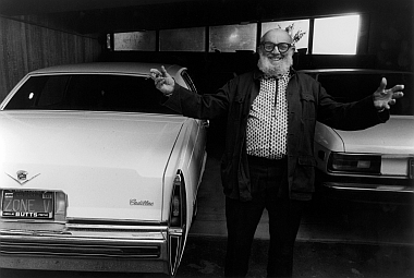 Photographie de Lucien Clergue, "Ansel Adams et sa Cadillac avec sa plaque d’immatriculation personnalisée", Carmel 1981, noir et blanc tirage argentique