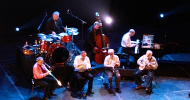 Le New Orleans Jazz Band au Grand Rex, samedi 02 avril 2011 : de gauche à droite, Jerry Zigmond (Trombone), John Gill (Batterie), Simon Wettenhall (Trompette), Greg Cohen (Basse), Woody Allen (Clarinette), Conal Fowkes (Piano) et Eddy Davis (Banjo). Photo : Gauthier Jurgensen