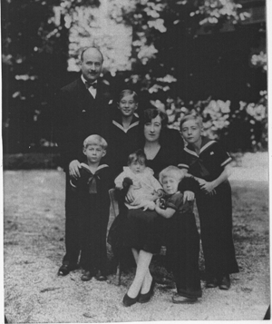 André François-Poncet et sa famille : départ pour Berlin (1931). Photo parue dans Paris-Match