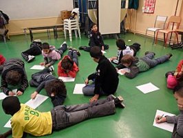 Les enfants de l’école Armand Carrel en pleine composition