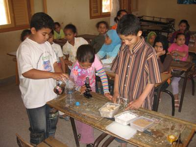 Atelier de sciences dans une école au Maroc