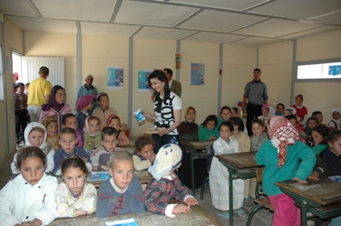 Afaf Mikou démontre par des petites éxpériences comment différencier le sel iodé du sel gemme.