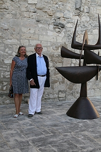 Pierre Cardin et Lydia Harambourg devant une sculpture d’Hiquily, Lacoste 2 juillet 2011