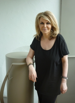 Nathalie Rheims au studio de Canal Académie. La fille de Maurice Rheims fait son éloge dans Le fantôme du fauteuil 32 (Léo Scheer)