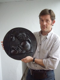 Nicolas Salagnac porte un médaillon sculpté en bas relief et édité en bronze patiné. Cette pièce est inspirée d’un détail de la sculpture de Le Bernin, « Le Rapt de Proserpine par Pluton », sculpture présentée à la Villa Borghèse, à Rome