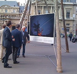 Yann Arthus-Bertrand devant la photo de Art Wolfe, Pin bristlecone, forêt nationale d’Inyo, Californie, 25 juin 2011