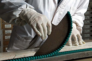 Découpe des pastels au massicot