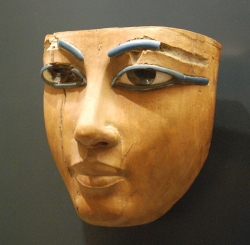 Masque égyptien exposé au Louvre.